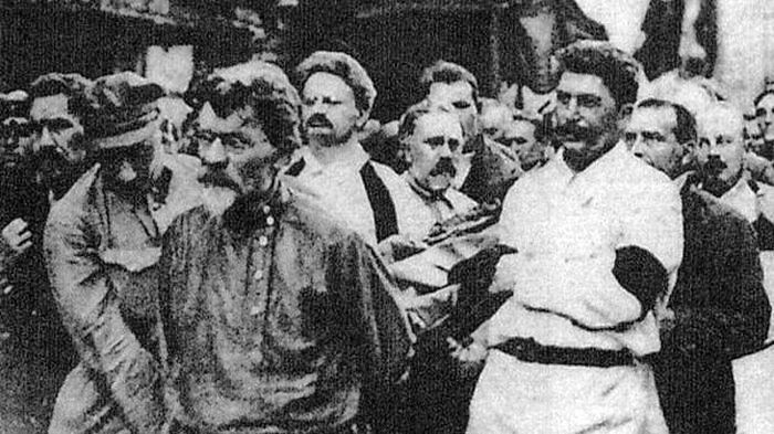 На похоронах Дзержинского его гроб несут вместе Сталин и Троцкий, 1926 год, СССР 