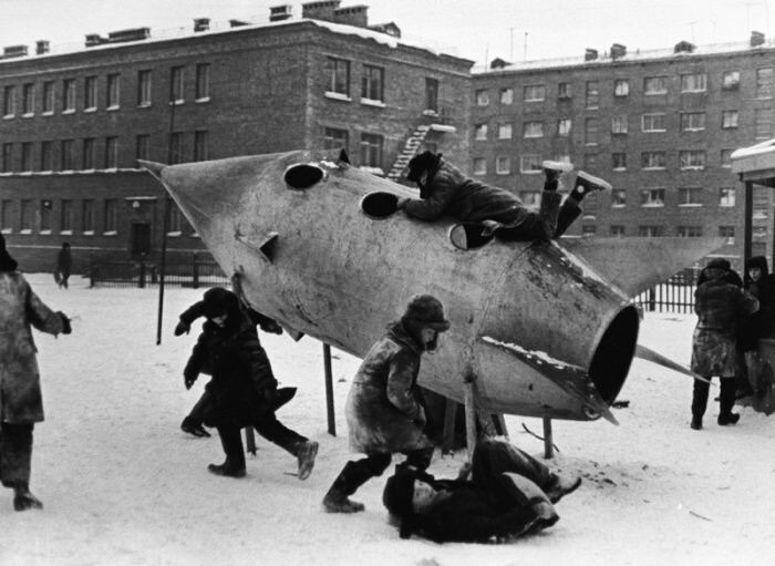 На детской площадке в Норильске, 1960–е годы, СССР