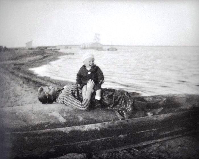 Андрей Тарковский со своей матерью Марией Вишняковой, 1935 год, СССР 