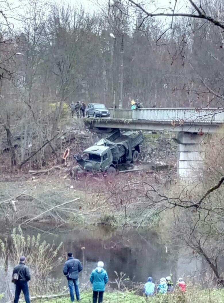 Армейский КАМАЗ упал с моста