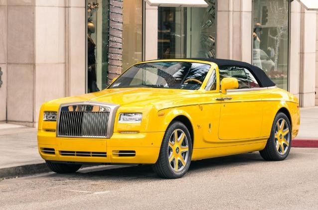 Для особых случаев у магната из Китая есть кабриолет Rolls-Royce Phantom Drophead Coupe.