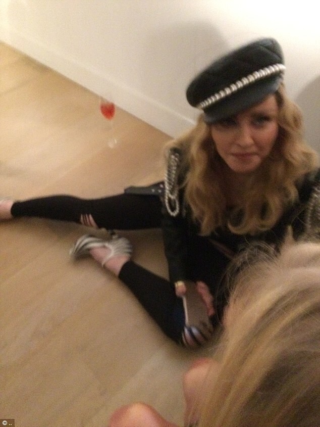 Потрепана, но не побеждена: старушка Мадонна шокирует гостей престижной фотовыставки в Лондоне