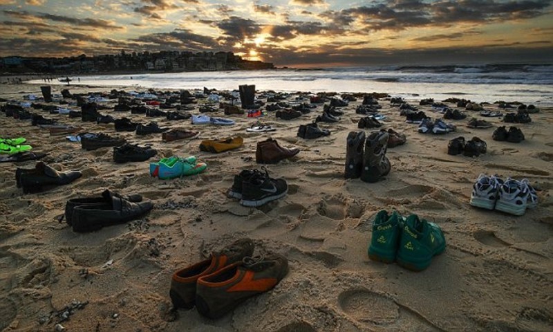 Памятник самоубийцам - 191 пара обуви на австралийском пляже