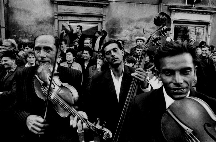 Цыганские оркестры с их виртуозными скрипачами и цимбалистами создали свой уникальный музыкальный стиль