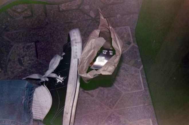 Курт Кобейн покончил жизнь самоубийством в кедах Converse One Stars, которые после этого стали жутко популярны. Позднее бренд переиздавал именно эту модель в память о музыканте.