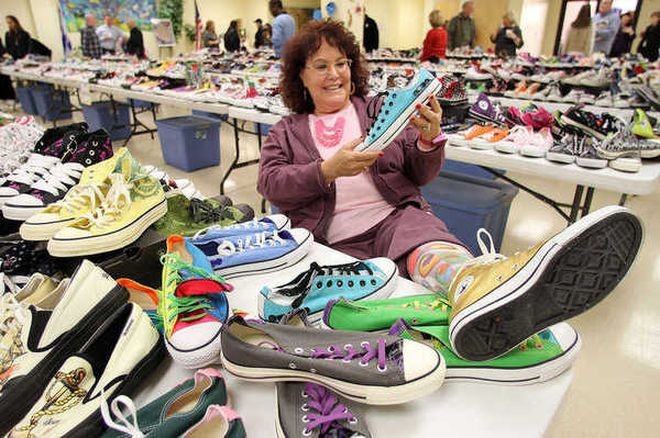 Простая учительница из Флориды по имени Пенни Голд является обладателем самой большой коллекции модели Converse All Star. В ее коллекции числится 733 пары, которые она собирала 15 лет и потратила на них больше 15 000 долларов.