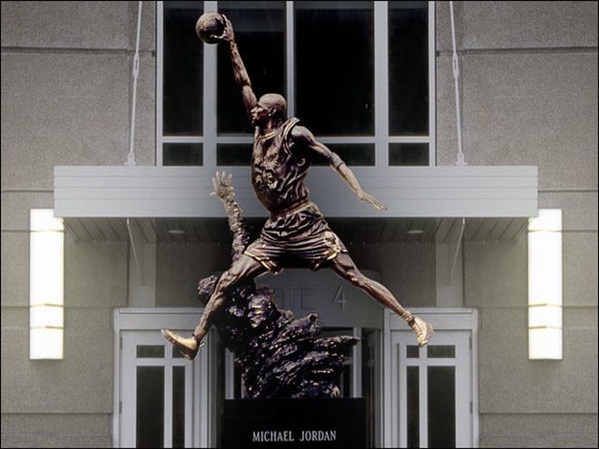 На статуе Майкла Джордана около стадиона Чикаго Буллс надеты Air Jordan 9, в которых сам Майкл никогда не играл в составе Чикаго Буллс.