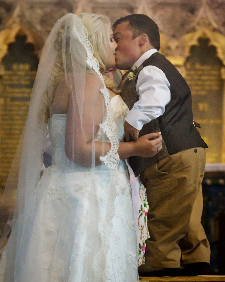 Чтобы поцеловать невесту, он принес с собой стремянку