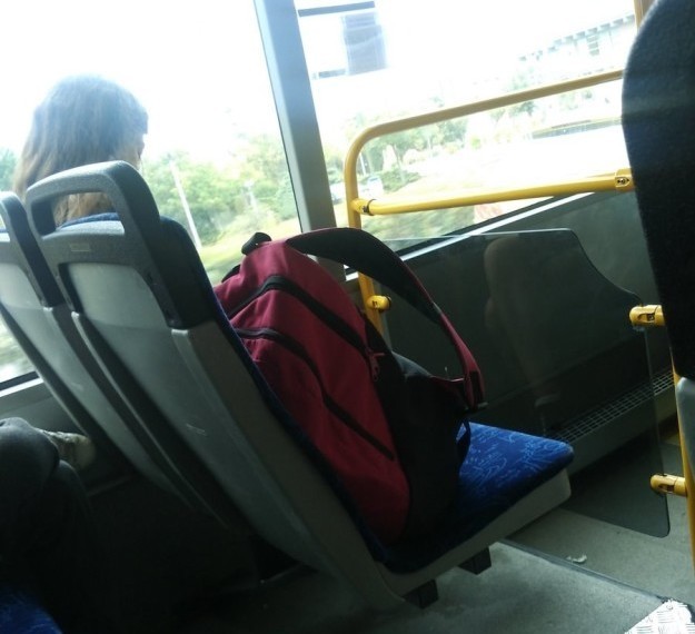 Они "бронируют" пассажирские сиденья своими сумками