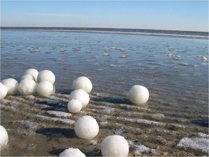 Из ледяного сала в российском Заполярье появились сотни гигантских снежков 