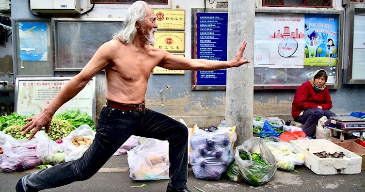 80-летний китайский дедушка поразил всех тем, как вышел на подиум