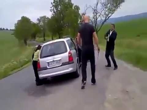 Чешский водитель помог цыганам завести автомобиль 