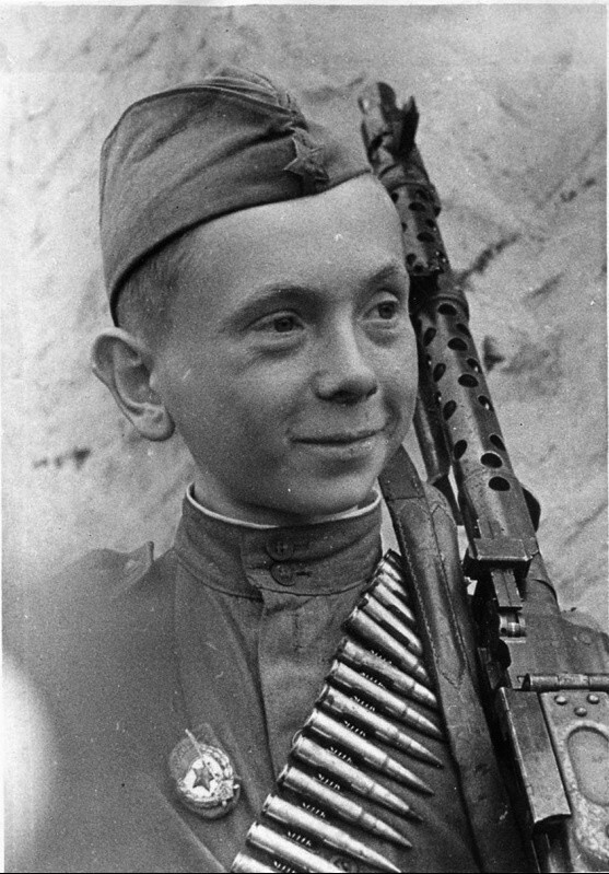 Гвардии ефрейтор Н.Н.Леонтьев, уничтоживший 15 нацистов. На плече трофейный MG-34.