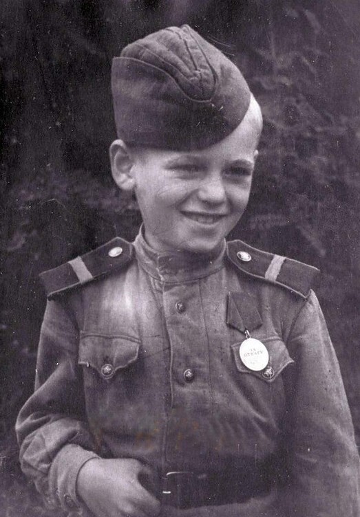 Сын полка ефрейтор Саша Морозов, награжденный медалью "За Отвагу".