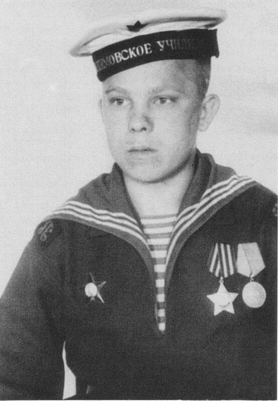Нахимовец гвардии сержант Петя Паровов, 1928-го года рождения. Одним из первых ворвался в занятый нацистами Новгород.
