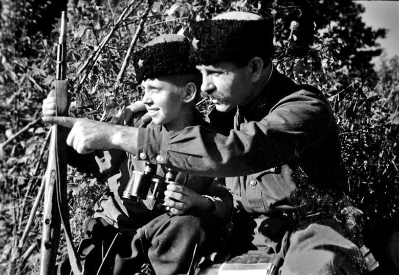 12-летний разведчик Шафарин с гвардии капитаном Чекурда кавалерийского казачьего корпуса.