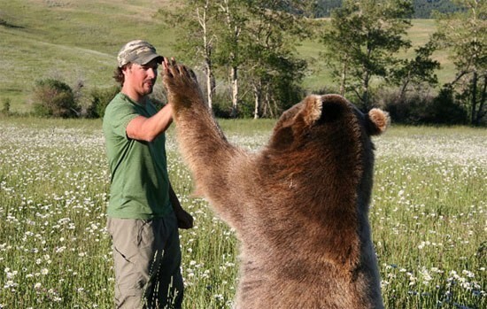 Человек и медведь - история о дружбе
