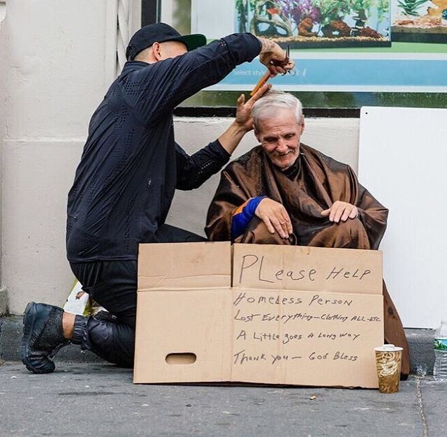 Нью-йоркский стилист каждое воскресенье бесплатно стрижет бездомных