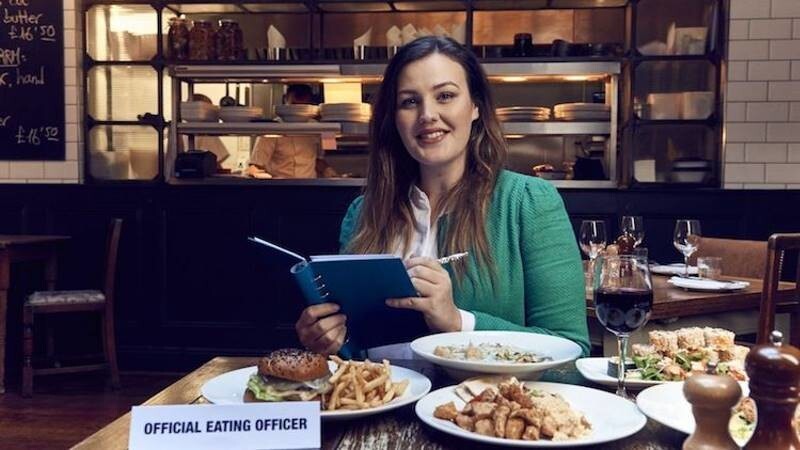 Работа мечты: Этой девушке платят за то, что она ест в ресторанах