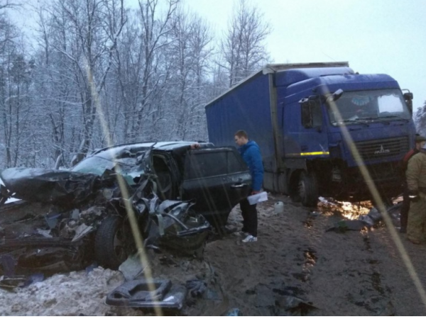 Фуровода на МАЗе выкинуло на встречную полосу на Хендэ с детьми