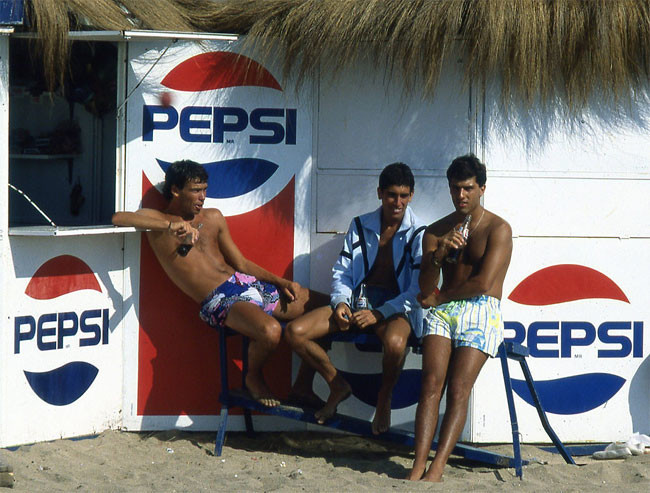 Невероятные девушки и пляжи на цветных фотографиях из Чили 80-х