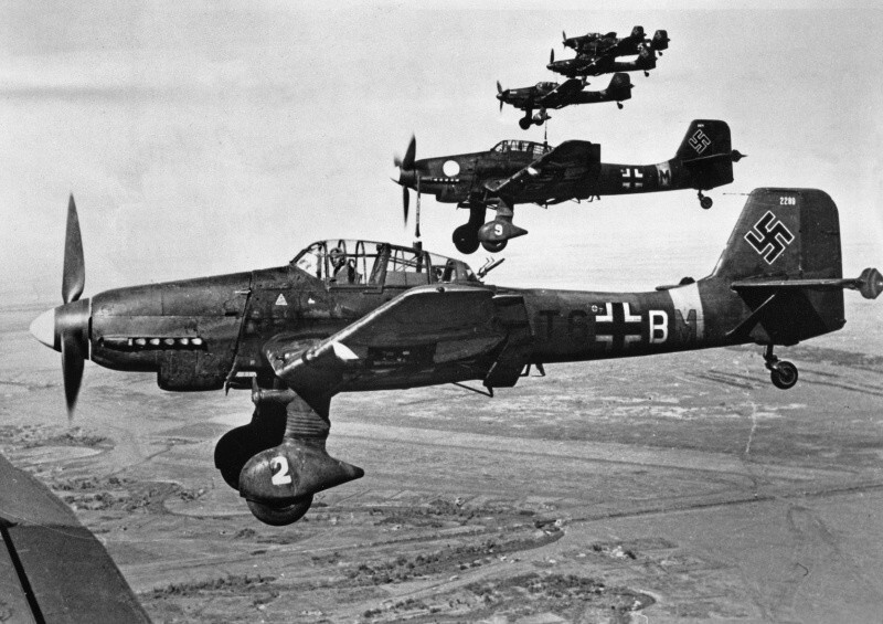 15. Зачем немецкий бомбардировщик Юнкерс Ю-87 был оборудован громкой сиреной?