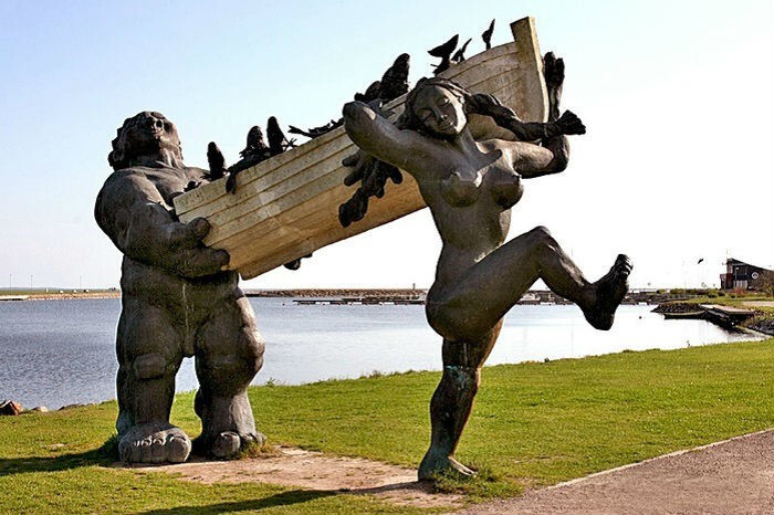 Скульптура «Великан Тылль и его жена Пирет» в Курессааре 