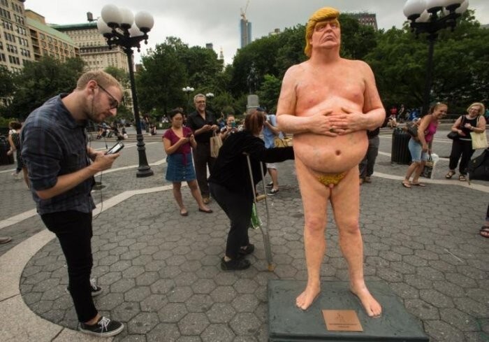 Голая статуя Трампа, недавно продана за 22 тысячи долларов