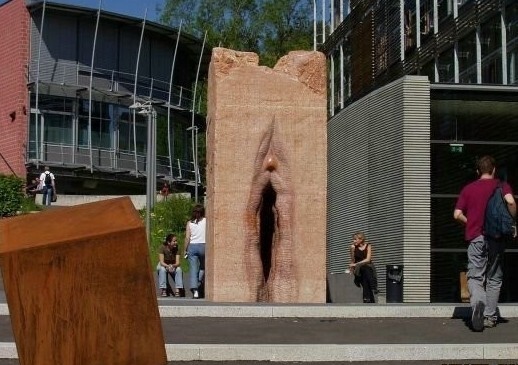 Памятник вагине в г. Тюбинген. Швейцария.