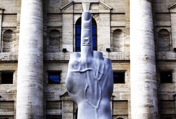 Памятник среднему пальцу, Милан, Италия   