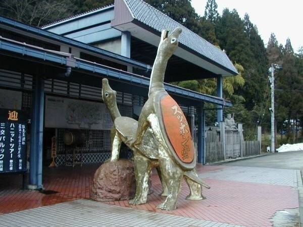 Памятник  влюбленным черепахам в Японии