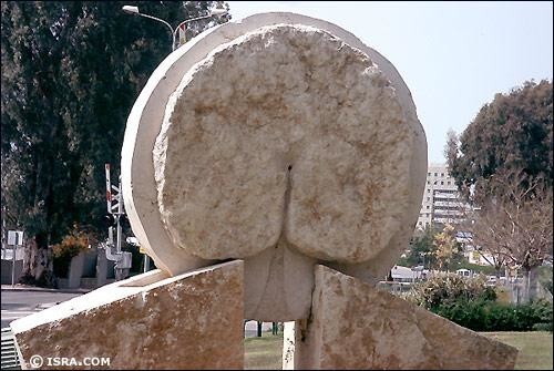 Единственный в мире памятник попе установлен в Израиле возле института им.Вейцмана в Реховоте