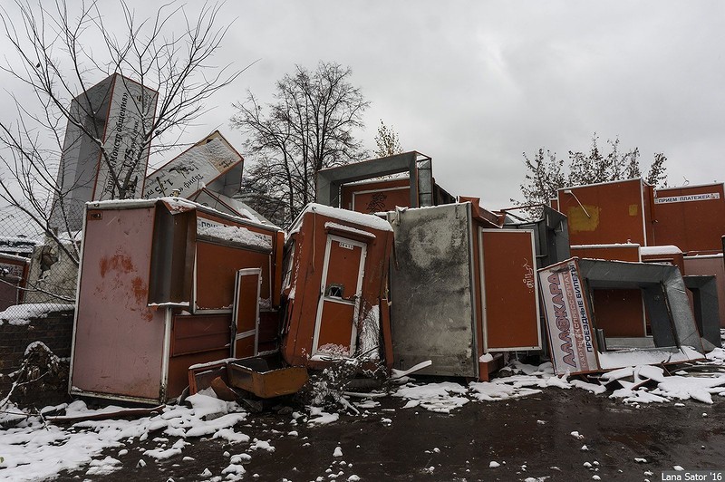 Отдельные пятна территории похожи натурально на свалки - вот, к примеру, гора ларьков сети Аллокард 