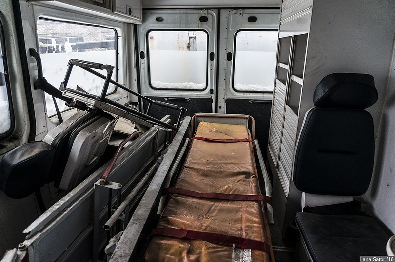 Внутри даже лежат носилки и сиденья для врачей 
