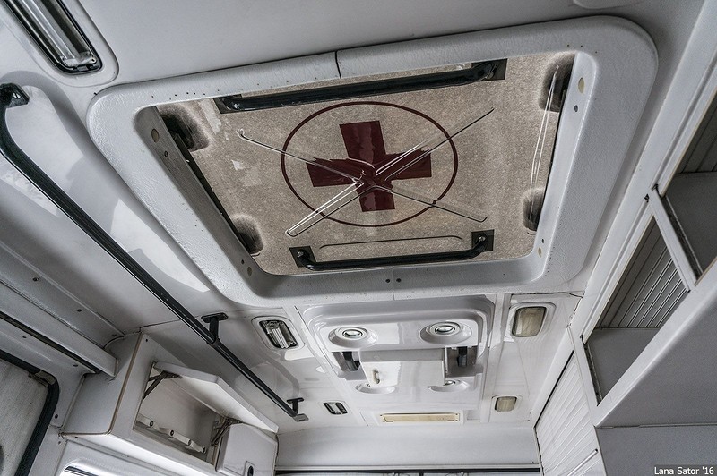 Люк в крыше с символикой скорой помощи 
