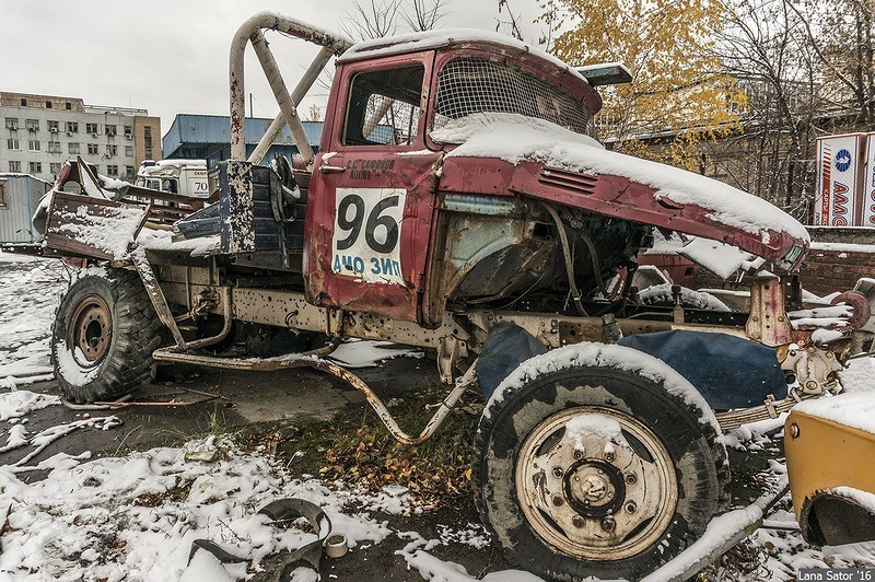 А также разбитый гоночный зил Сергея Сафонова (скорее всего, Сафонова-младшего - сына известного гонщика, легенды ралли на грузовиках) 