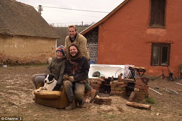 Британская пара переехала в венгерскую деревню и живёт на £6 в день