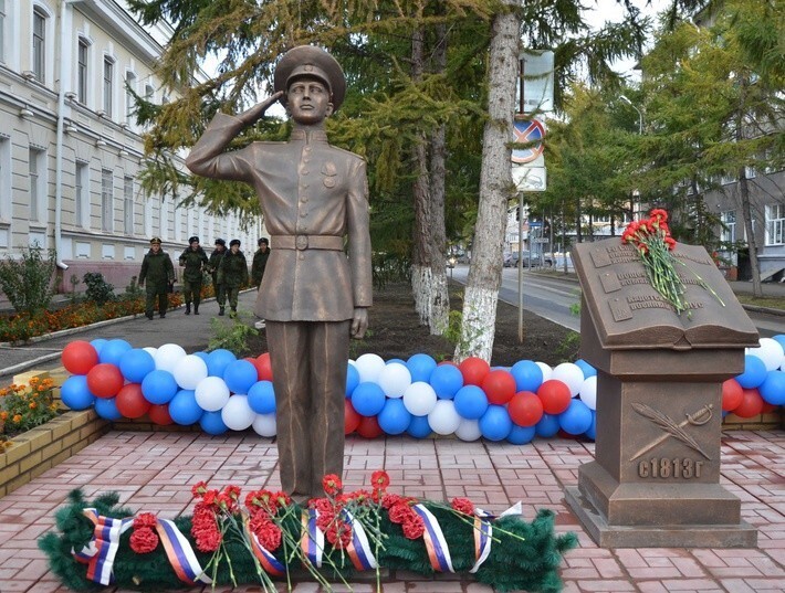 50. В городе Омск открыт памятник кадету