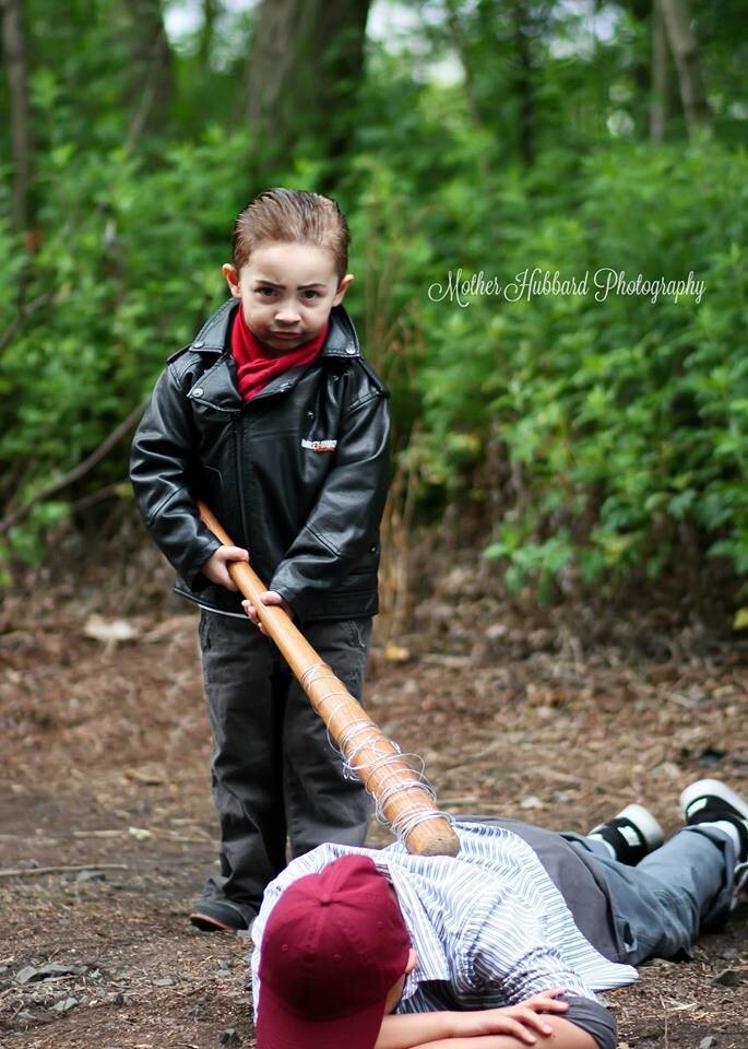 Детская фотосессия в стиле "Ходячих мертвецов" вызвала споры и привела к бану
