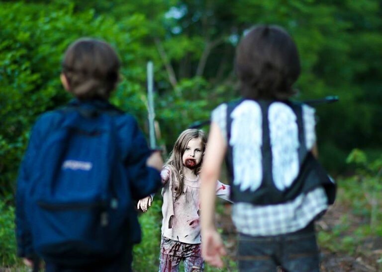 Детская фотосессия в стиле "Ходячих мертвецов" вызвала споры и привела к бану