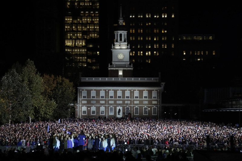 В ночь на 8 ноября примерно 40000 человек собрались на финальный предвыборный митинг в поддержку Хиллари Клинтон