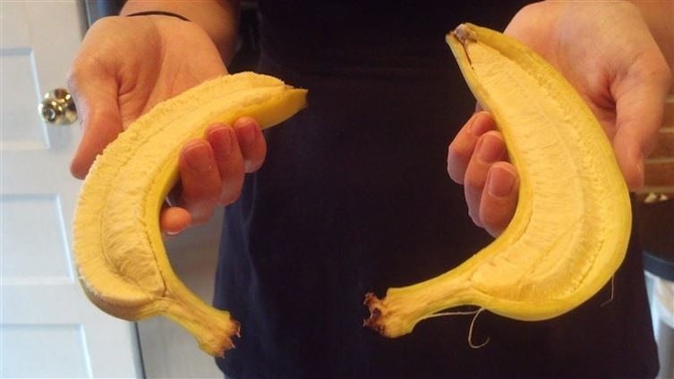 Банан сам разделился ровно-ровно пополам.