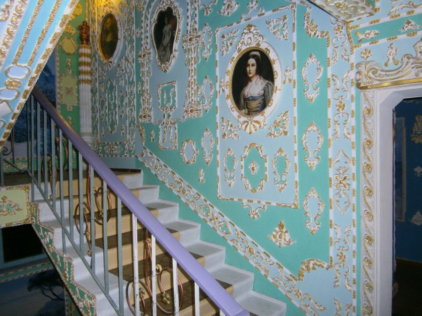Подъезд жилой многоэтажки превратили в дворец XVIII века