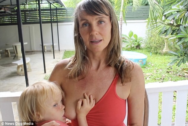 Женщина не только публично кормит грудью 4-летнего сына, она еще и выкладывает соответствующие видео в сеть