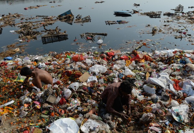 Смог, жуткая пена и мусор на реке Йамуна в Дели — очень похоже на экологическую катастрофу