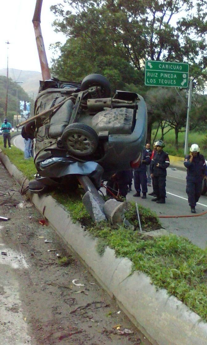В столице Венесуэлы машина обняла столб