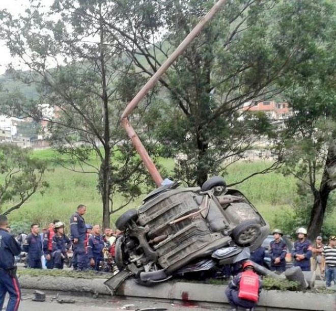 В столице Венесуэлы машина обняла столб