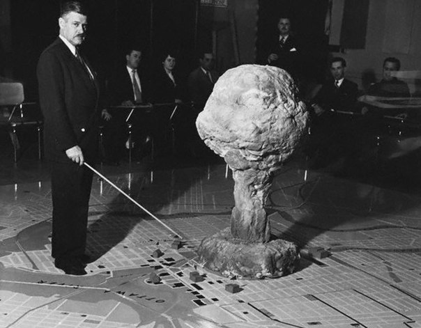 Полковник–лейтенант Артур Кротье показывает возможное воздействие ядерного взрыва на Оттаву, 26 апреля 1952 год