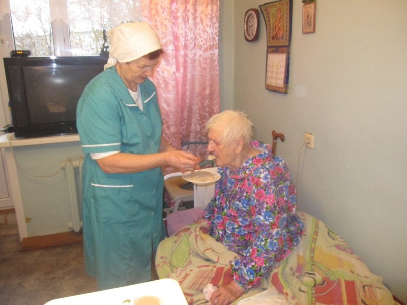Как обычные люди помогают голодающим старикам в доме престарелых в Якутии