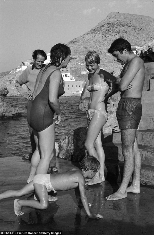 Леонард Коэн (справа) с Мэриэнн Илен (вторая справа) в Греции в 1960 году